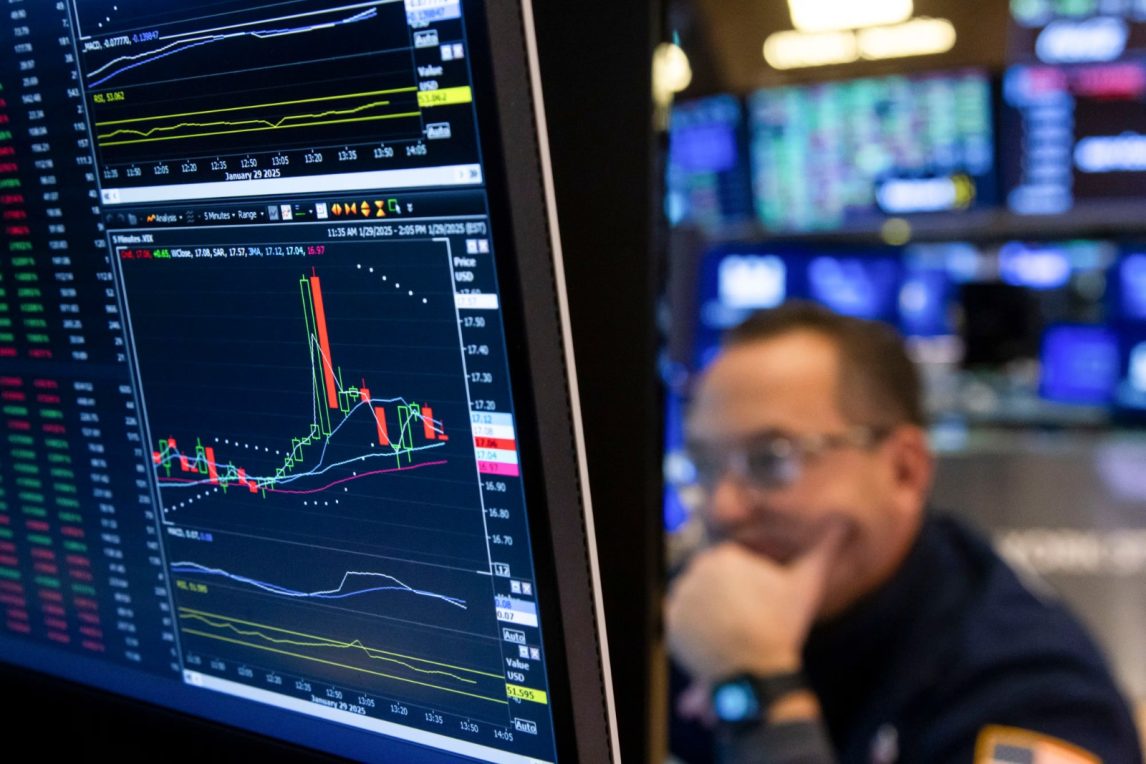 El riesgo país baja de los 500 puntos y mejora el clima del mercado