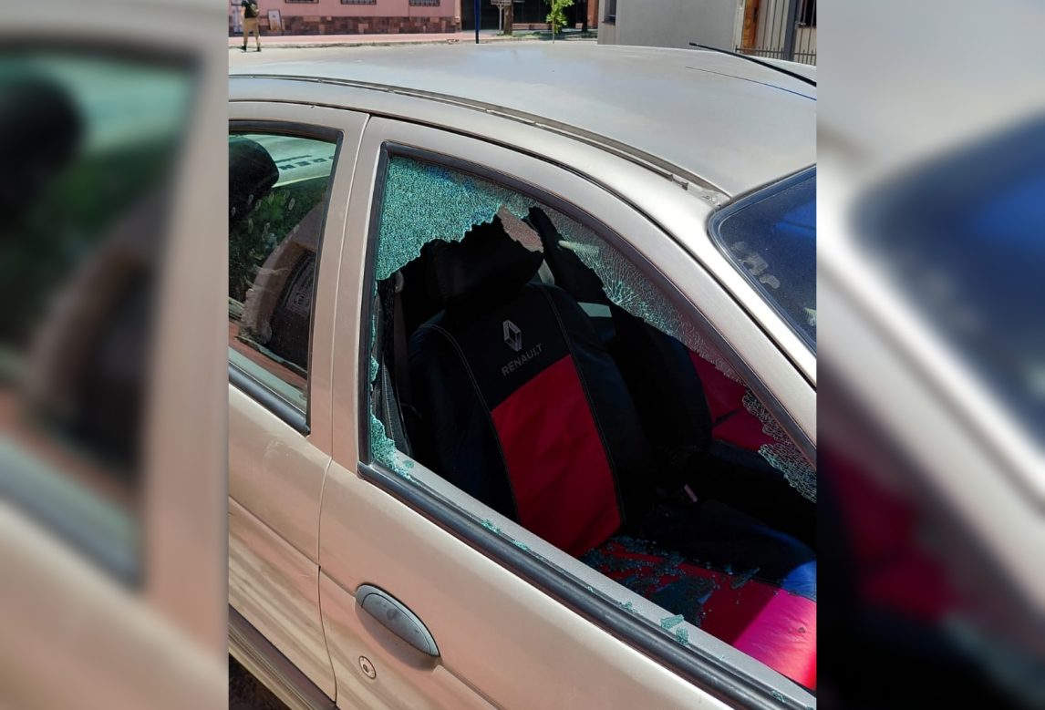 A plena luz del día, destruyeron el vidrio del auto para robarle
