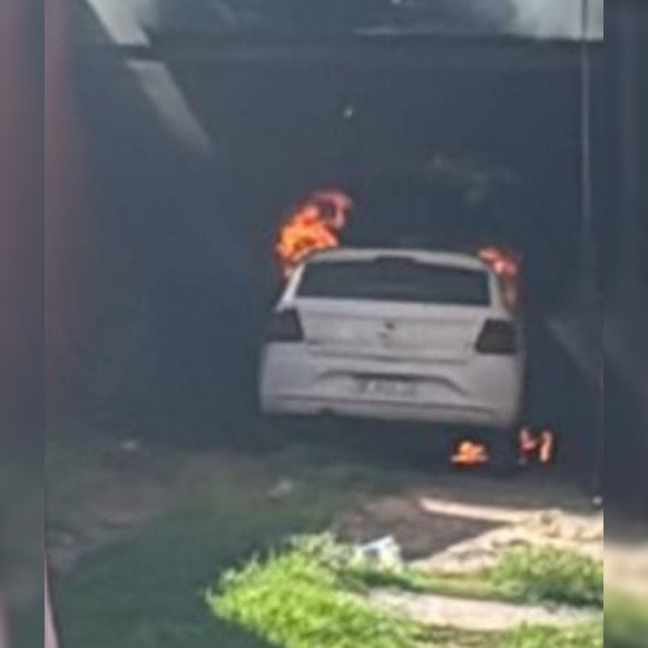 Añatuya: un auto se incendió en el garaje de una vivienda en el barrio Obrero