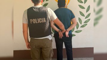 Venta de teléfonos secuestrados: detuvieron a un subcomisario y allanaron a un oficial subinspector