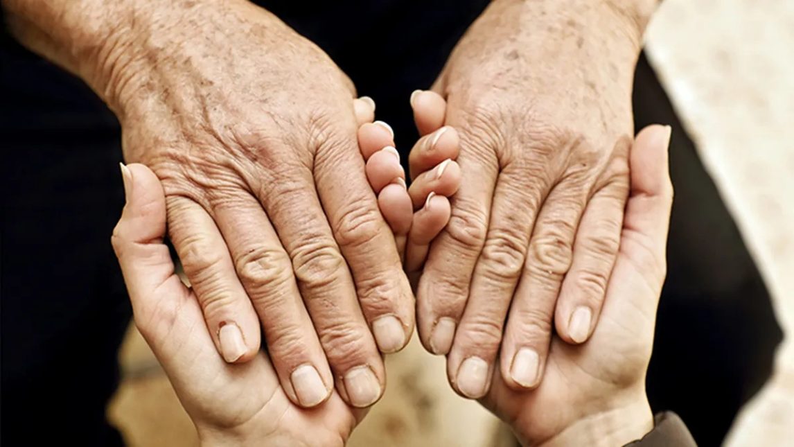 Muerte del Indio Solari: cuáles son los síntomas del parkinson y quiénes son las personas más propensas a padecerlo