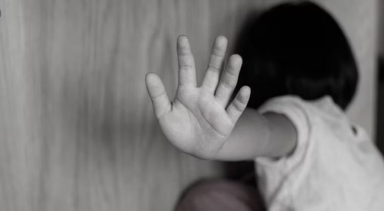 Grave: nena de 3 años reveló a su mamá que un vecinito de su edad y otro de 11 años le tocaron la cola