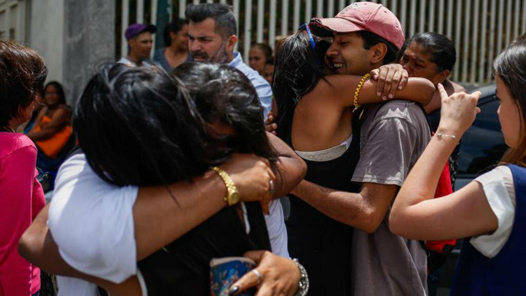 El Gobierno venezolano confirma más de 800 liberados mientras el Foro Penal verifica 711 casos