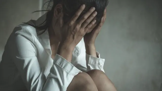 Escena de celos, agresión y exclusión del hogar para un hombre