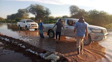 Asisten a familias de La Candelaria por la crecida del Río Salado