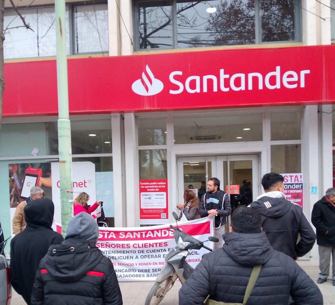 Denuncian que el Banco Santander cerró más de 40 sucursales y realizó despidos masivos