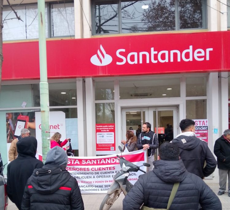 Denuncian que el Banco Santander cerró más de 40 sucursales y realizó despidos masivos