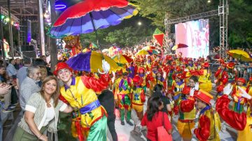 Más de 1500 bailarines le dieron ritmo a la Costanera en el regreso del Corso a Santiago