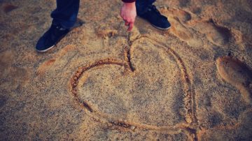 El amor en tiempos de “likes”: por qué el primer romance debe ser con uno mismo