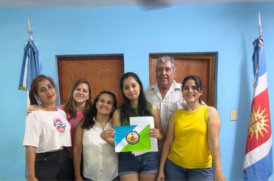 Los Juríes oficializó su Bandera Institucional “Raíces que Suenan”