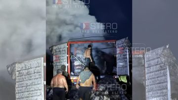 Un camión con toneladas de carbón se incendió cerca de Garza