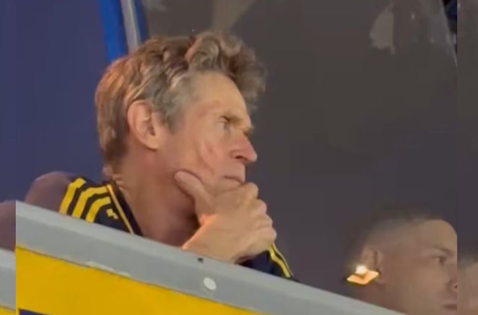 Willem Dafoe revolucionó la Bombonera con la camiseta de Boca