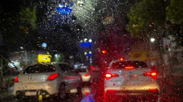 Con algunas ráfagas y lluvia, la tormenta llegó en la madrugada a Santiago y rige alerta amarilla