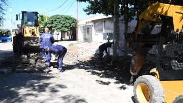 Obras Públicas de la municipalidad trabaja en la reparación de la calle Juan Felipe Ibarra del barrio Autonomía