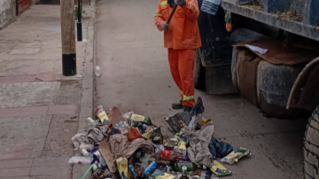 El fiscal municipal recordó que se aplican multas a quienes depositan residuos sin embolsar en la vía pública