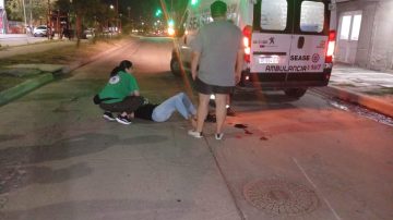 Durísimo accidente: se le cruzó un perro y terminó tendida sobre la Av. Colón