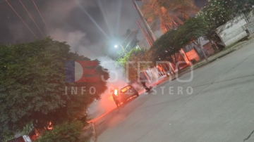 VIDEO. Susto en el barrio Sarmiento por el incendio de un automóvil en plena madrugada