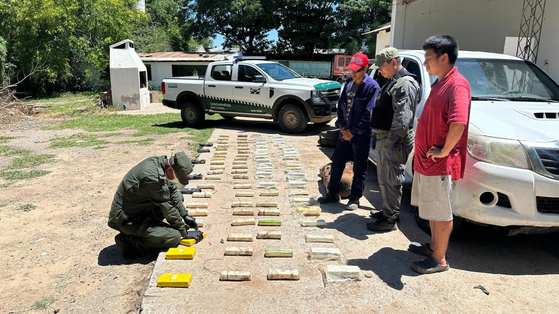 FOTOS. Una familia viajaba en una camioneta rellena con 65 kilos de cocaína