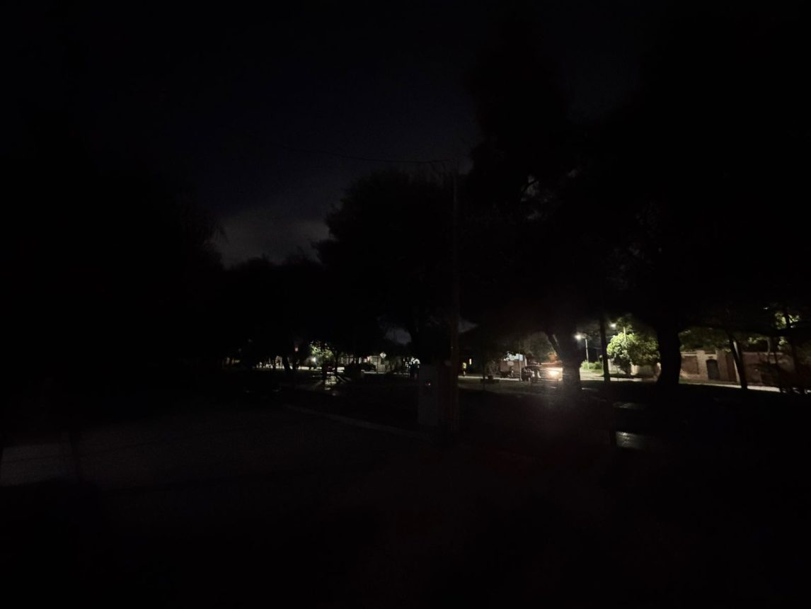 Vecinos denuncian falta de iluminación en una plaza inaugurada hace menos de un año