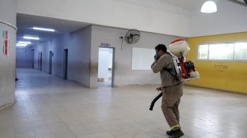 Operativo de fumigación en escuela municipal bandeña ante el inicio del Ciclo Lectivo 2026