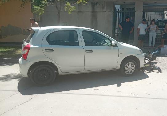 Chocó con los delincuentes que minutos antes lo corrieron de un drugstore en el que estaban robando