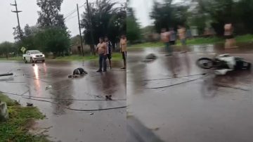 Las Termas: un poste cayó en la calle y provocó la caída de una pareja que circulaba en moto