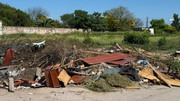 FOTOS. Reclamo vecinal por acumulación de basura frente a un jardín municipal