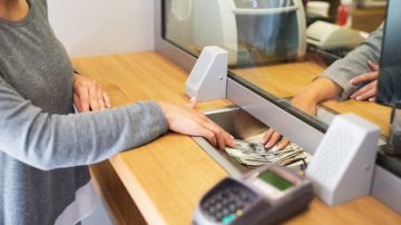 Los bancos comenzaron a recibir los “dólares del colchón”