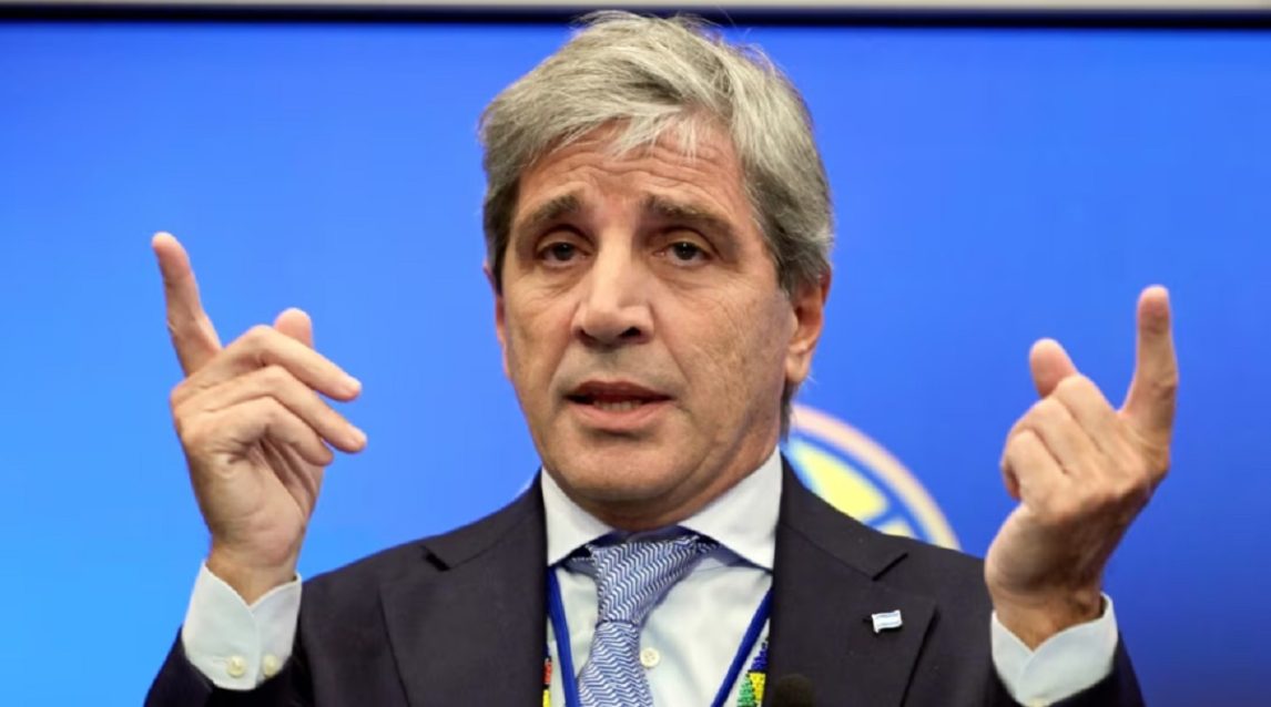 Caputo insiste: “Tener los dólares debajo del colchón es un muy mal negocio”