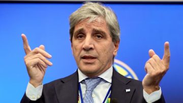 Caputo insiste con los dólares “bajo el colchón”: “Ustedes están perdiendo plata, pero el que más pierde es el país”