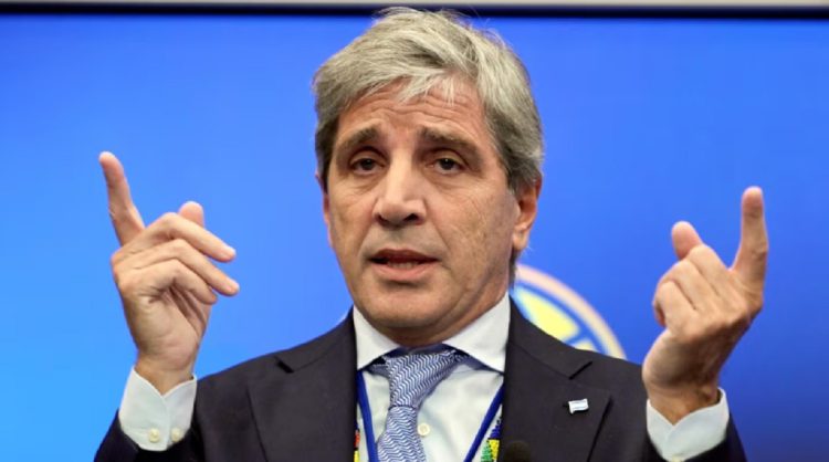 Caputo insiste: “Tener los dólares debajo del colchón es un muy mal negocio”
