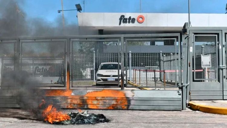 El Gobierno convoca a FATE y al gremio del neumático en medio de la crisis por el cierre
