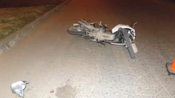 Menor de 15 años a bordo de una moto rozó un colectivo e impactó contra un poste de luz