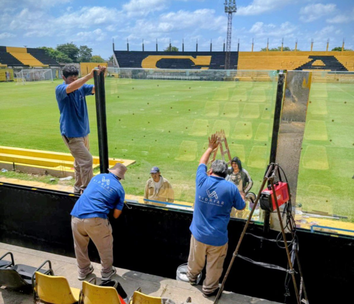 Mitre se moderniza: blindex por alambrado en la platea