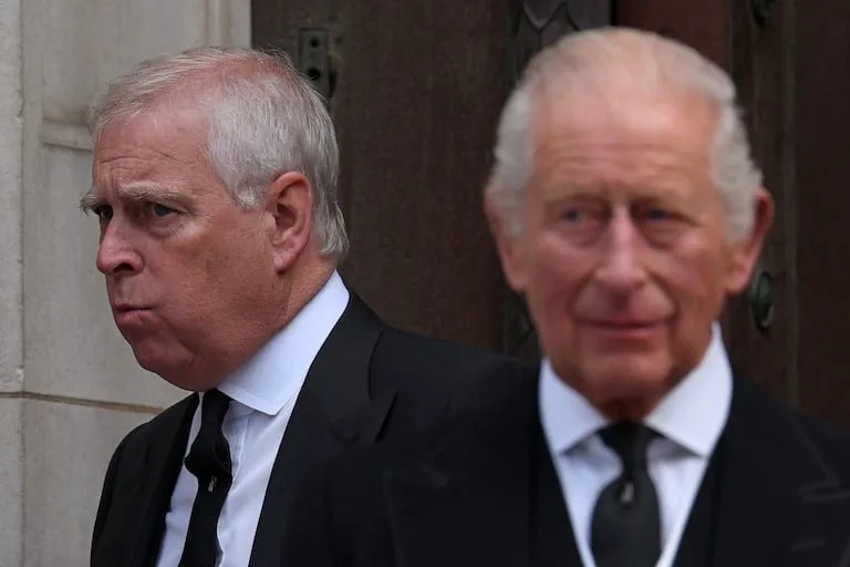 Así cayó el príncipe Andrés: su vínculo con Epstein, títulos reales perdidos y un arresto histórico