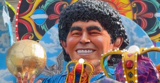 Tributo monumental a Maradona en el Carnaval de Acireale