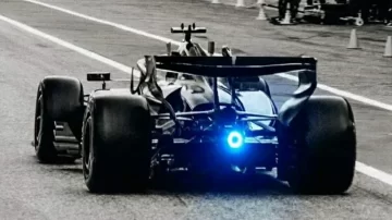 El misterio del AMR26: la luz azul que llamó la atención en la pretemporada de Barcelona