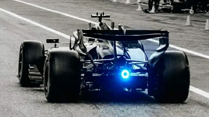El misterio del AMR26: la luz azul que llamó la atención en la pretemporada de Barcelona