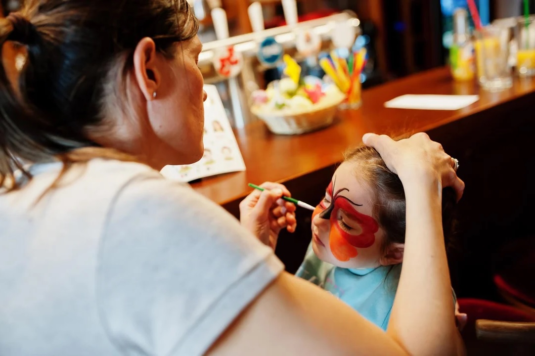 La ANMAT prohibió maquillajes y perfumes infantiles: cuáles son