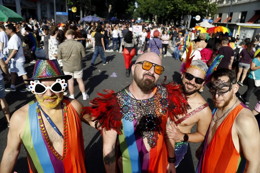 Masiva marcha del colectivo LGBTI+ antifascista y antirracista en todo el país