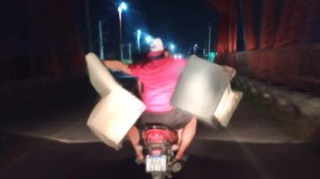 Sin casco y transportando sillones: la imprudencia no tiene límites
