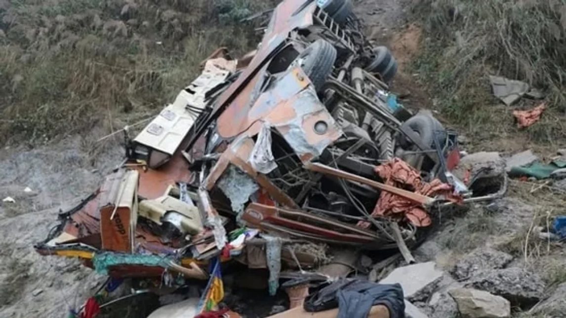 Al menos 18 muertos tras la caída de un micro al río Trishuli en Nepal