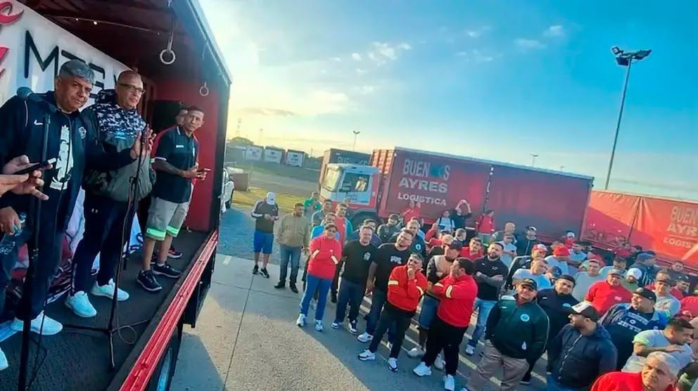 En plena tensión por la reforma laboral, Moyano impulsó un paro en una megaplanta de Coca-Cola