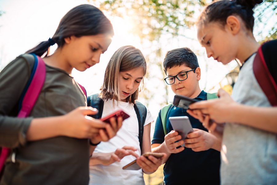 España blinda el entorno digital: Prohibirá el uso de redes sociales a menores de 16 años