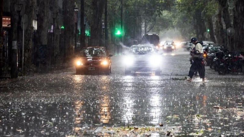 Mendoza: un fuerte temporal dejó evacuados, caída de árboles y potencial falta de agua