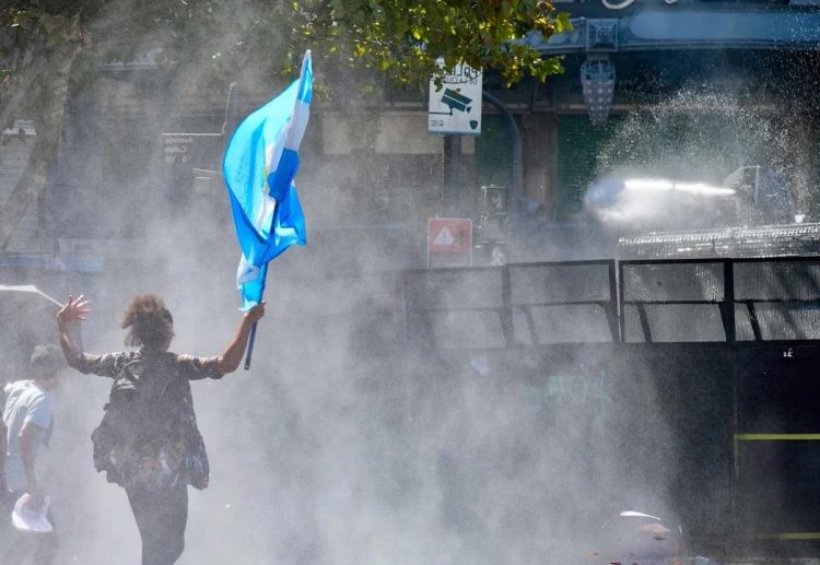 Tensión entre la Policía y manifestantes en el Congreso por el debate de la Ley Penal Juvenil