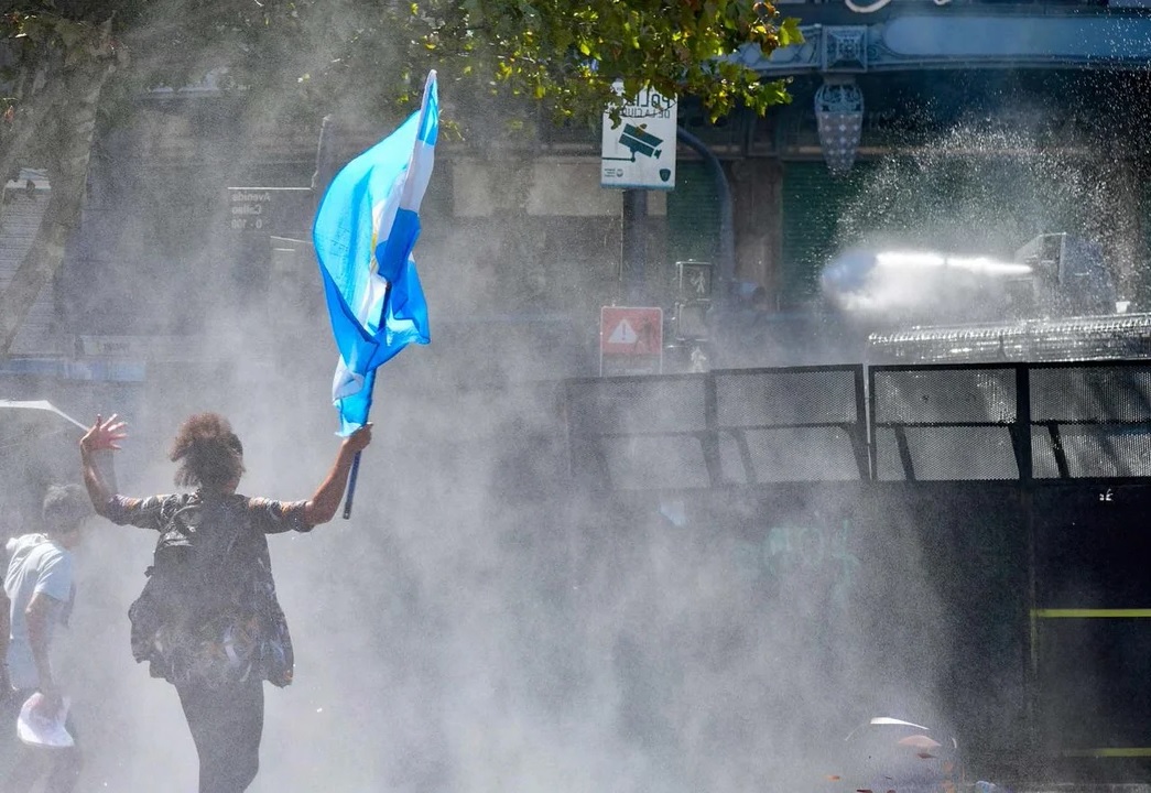 Tensión entre la Policía y manifestantes en el Congreso por el debate de la Ley Penal Juvenil