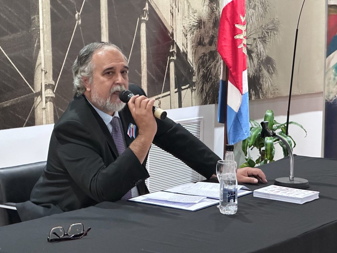 El reconocido historiador Roberto Colimodio abordó el legado de San Martín y Belgrano en la Legislatura