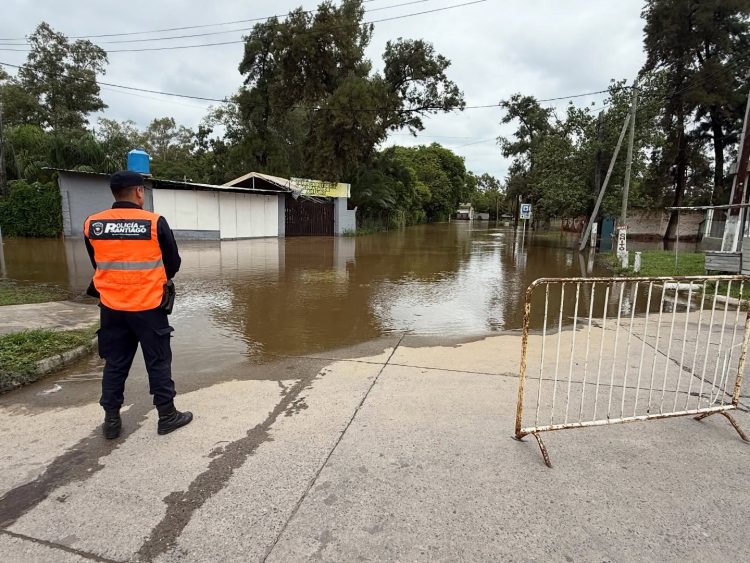 Las Termas: comenzó a bajar el nivel del Embalse y el agua empieza a retroceder