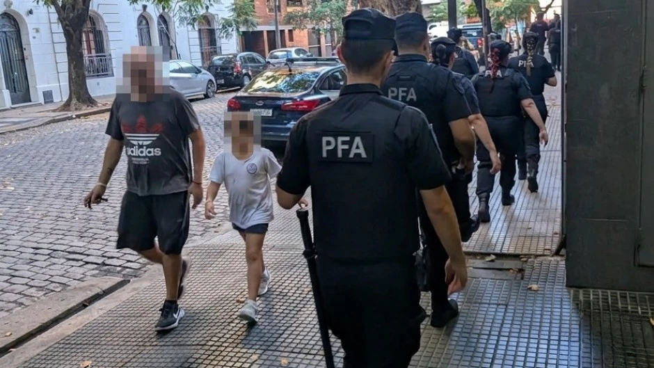 El impresionante operativo para custodiar al Jefe de Gabinete de una clase abierta universitaria